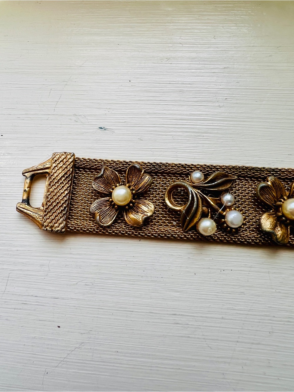 Vtg Signed FLORENZA Gold tone Pearl and hand painted portrait bracelet - Picture 4 of 9